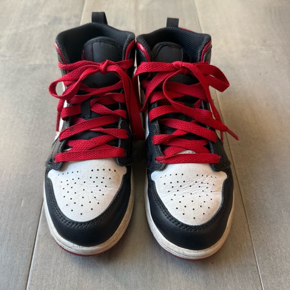 Boys Jordan's Size 1 - Picture 5 of 6